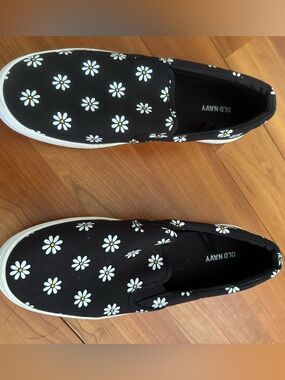 Old Navy Black Slip-On Sneakers with White Daisy Print